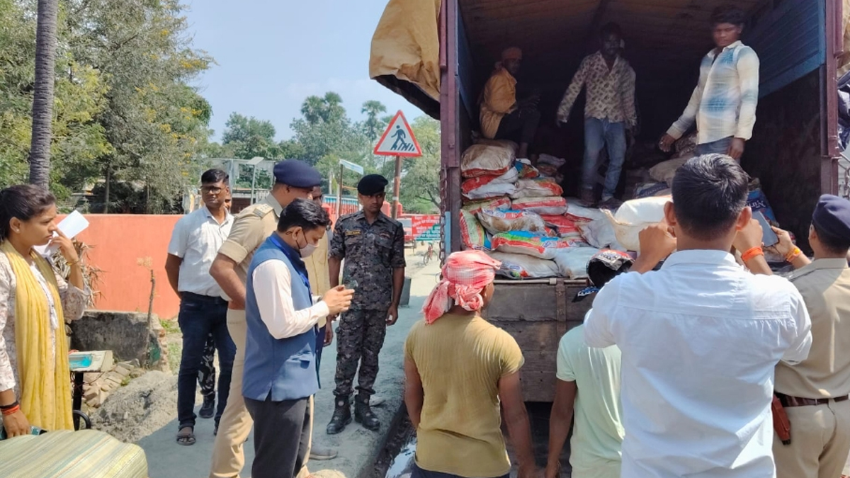 gaya police seizes 684 kg ganja arrests three smugglers ahead of bihar elections 2025