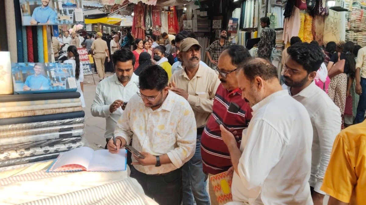 administrative team arrived to clear the doubts of dalmandi businessmen took stock