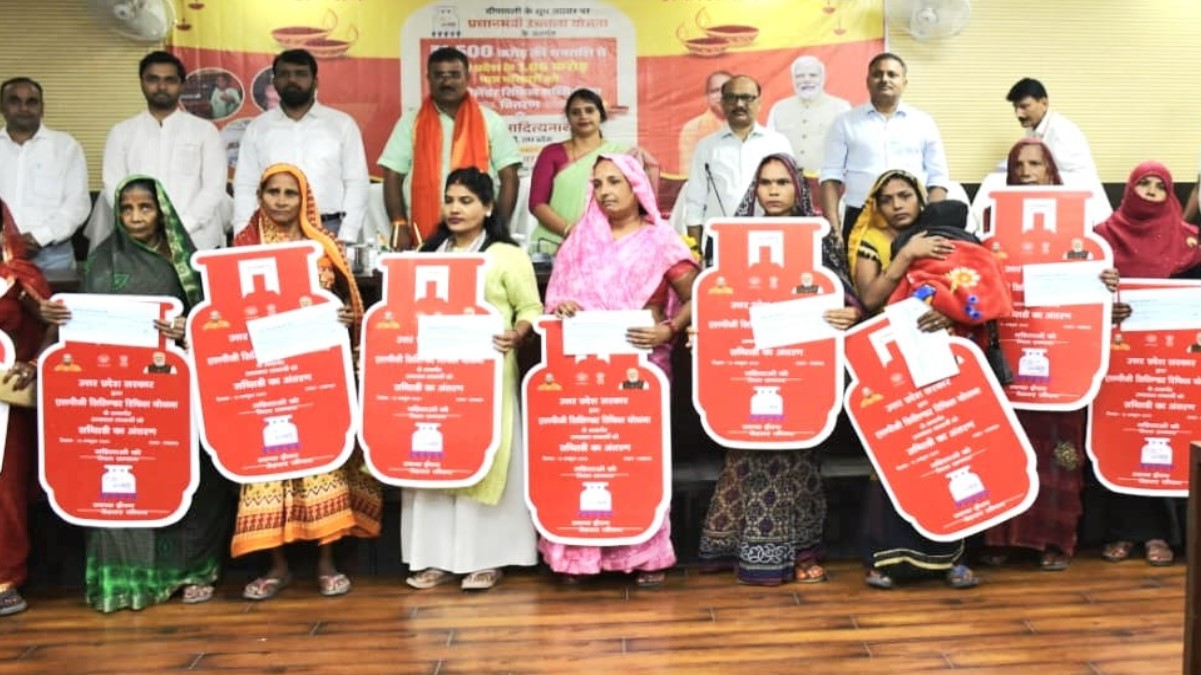 ujjwala yojana free gas cylinder refill subsidy launched in up