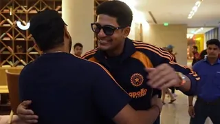 रोहित शर्मा से गले मिलते हुए कप्तान शुभमन गिल