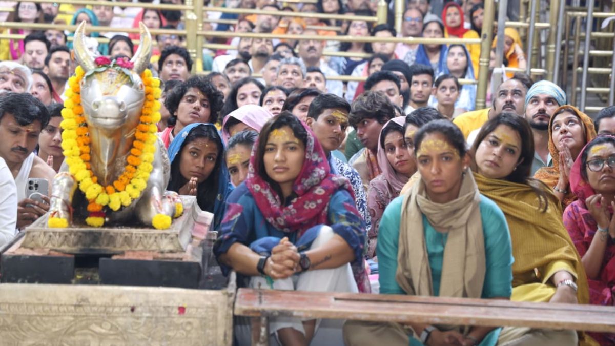 indian womens cricket team seeks blessings at mahakaleshwar temple after world cup defeats
