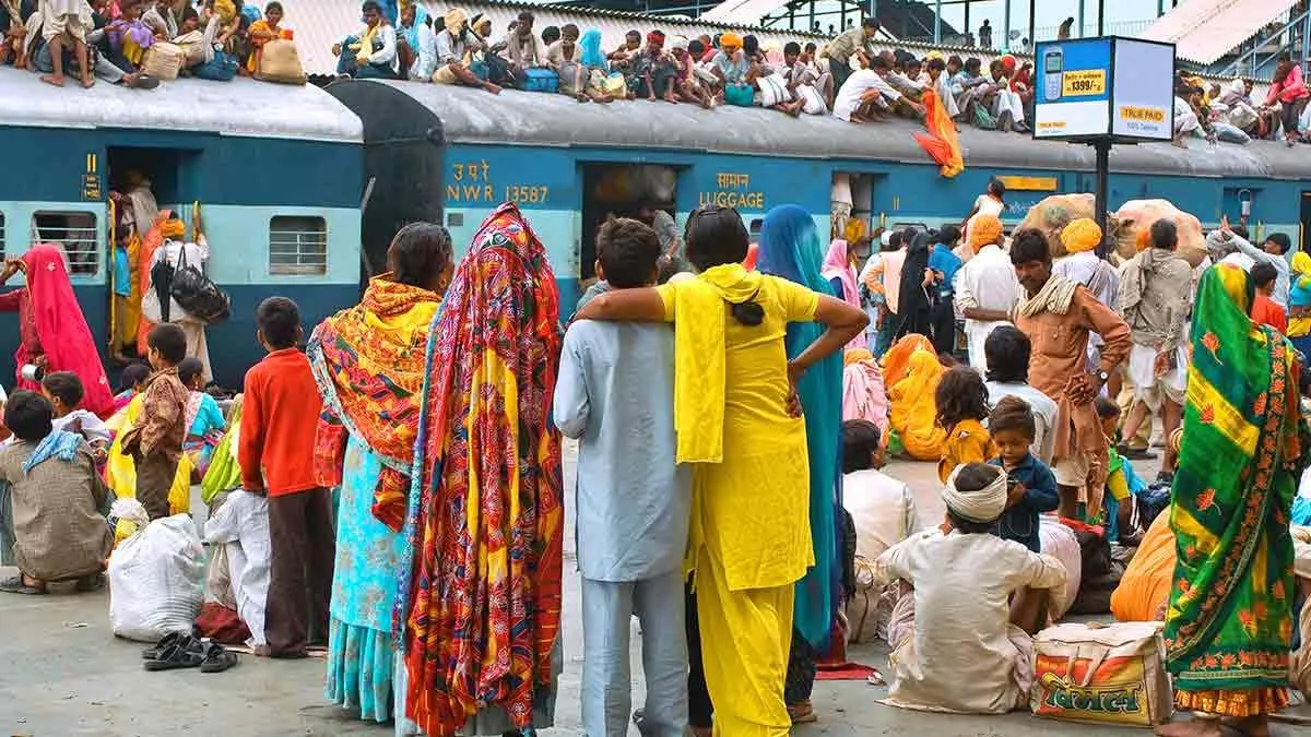 दिवाली-छठ पर घर जाने में यात्रियों को हो रही परेशानी, देना होगा दोगुना किराया
