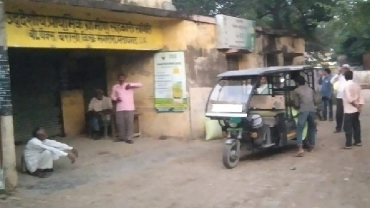 pratapgarh farmers protest over dap price sadhan sahkari samiti secretary flees