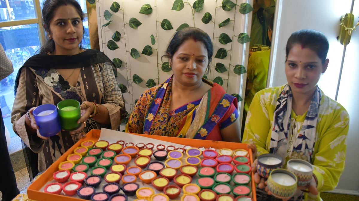 delhi women craft swadeshi gifts for pm president