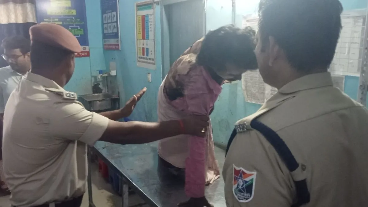 जनसेवा एक्सप्रेस की छत पर चढ़ा युवक, 25 हजार वोल्ट के तार की चपेट में आकर झुलसा
