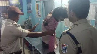 जनसेवा एक्सप्रेस की छत पर चढ़ा युवक