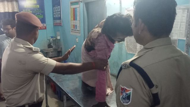 जनसेवा एक्सप्रेस की छत पर चढ़ा युवक, 25 हजार वोल्ट के तार की चपेट में आकर झुलसा
