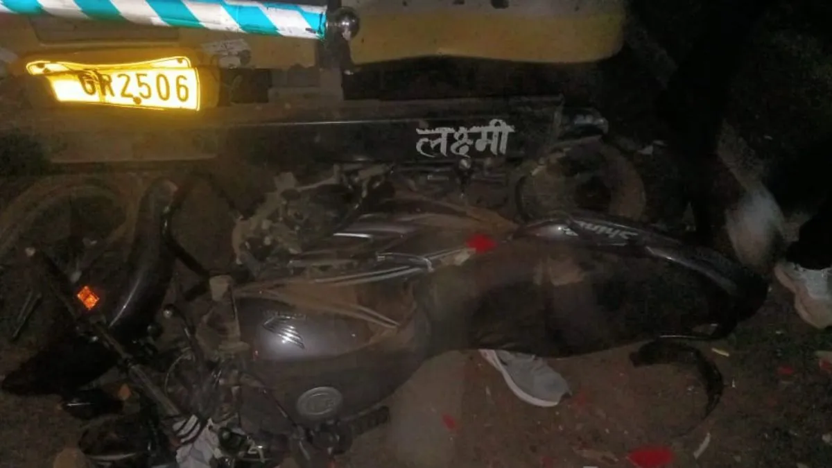 बस और ट्रक के बीच फंसा बाइक सवार, पीछे से मारी टक्कर; मौत 
