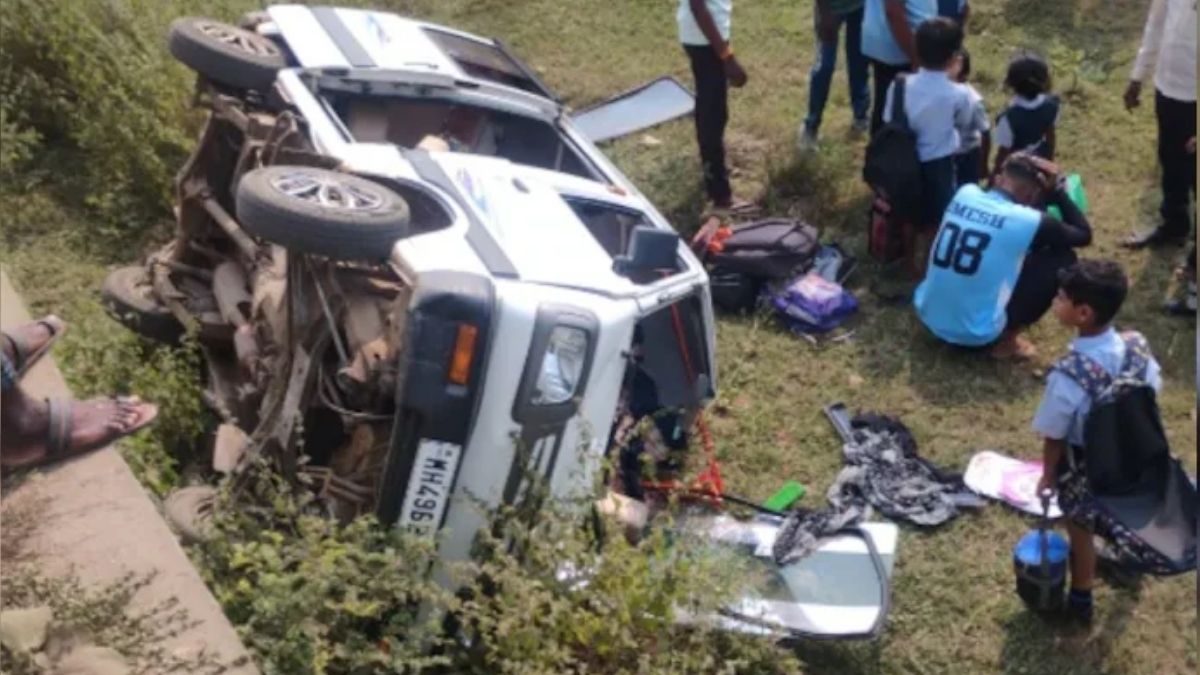 maharashtra school van falls off bridge due to pothole 10 students injured