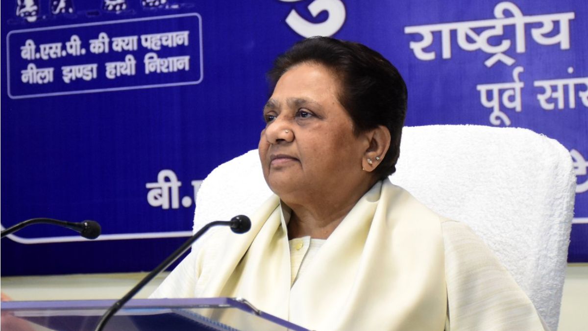 up politics bsp president mayawati fires on congress and samajwadi party says lack of courage for political integrity