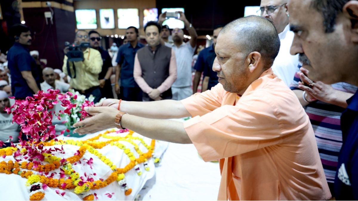 sant shiromani shri sai chanduram cm yogi adityanath pays tributes to famous sant of sindhi society chanduram