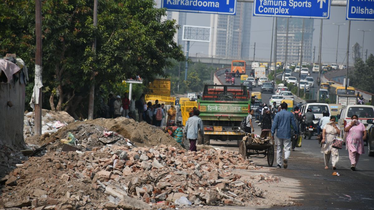 east delhi roads turned into landfills illegal waste dumping hinders traffic