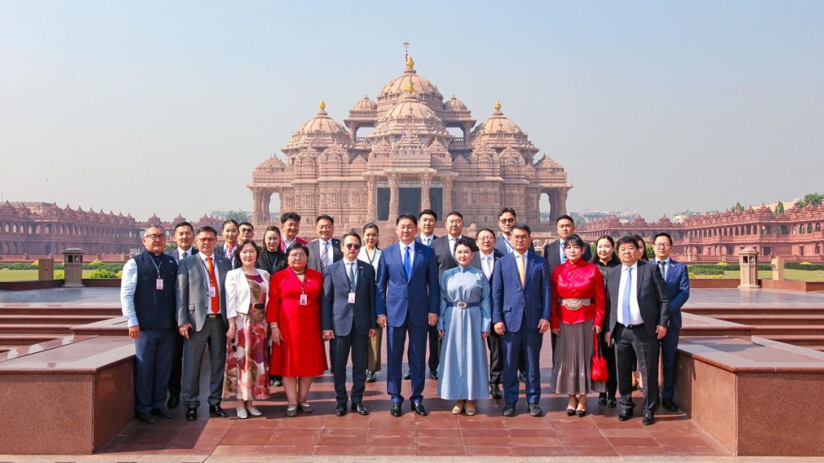 mongolian president visits akshardham temple prays for harmony