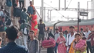 गयाजी स्टेशन पर लगी यात्रियों की भीड़।