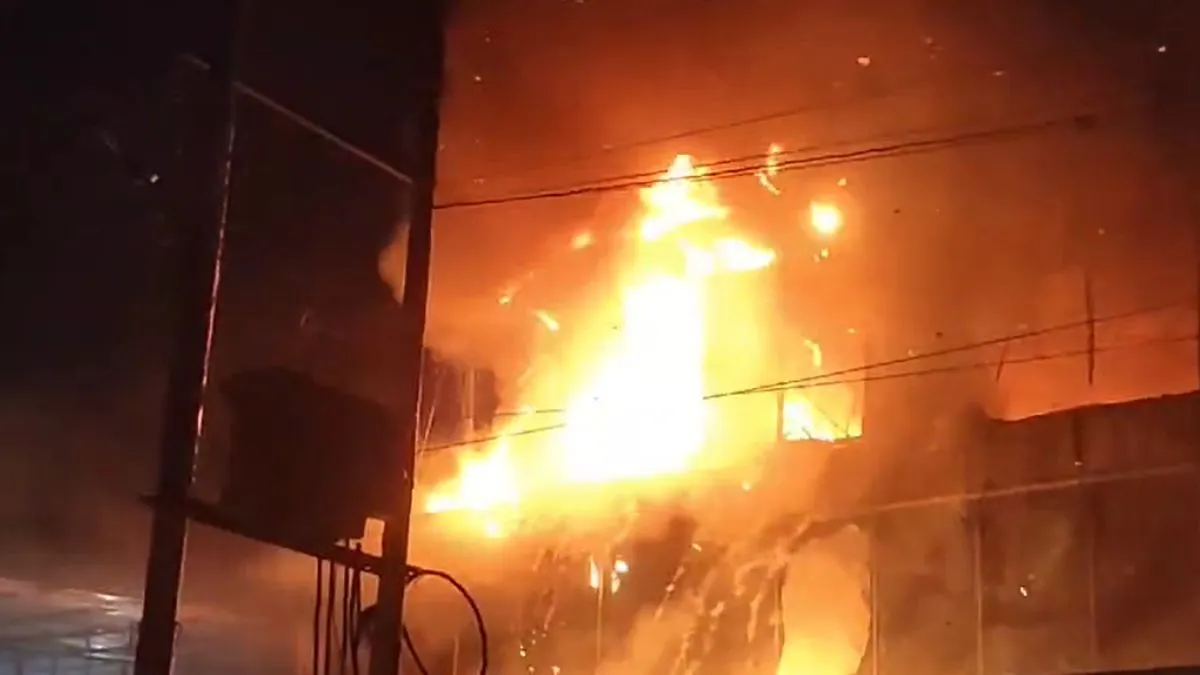 Greater Noida Fire: ग्रेटर नोएडा में फैक्ट्री के बेसमेंट में लगी आग, मौके पर पहुंची फायर ब्रिगेड की गाड़ियां
