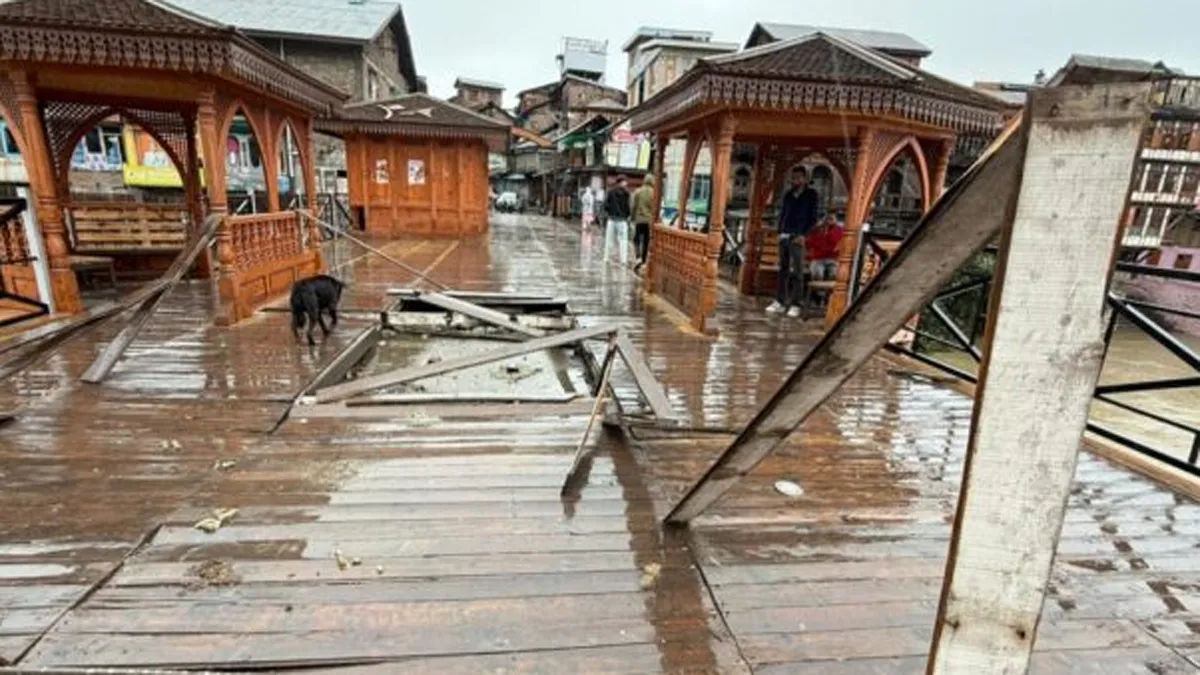 अनदेखी और अव्यवस्था के बीच जर्जर हो रहा श्रीनगर का हब्बा कदल पुल, लोगों में बढ़ी सुरक्षा चिंताएं
