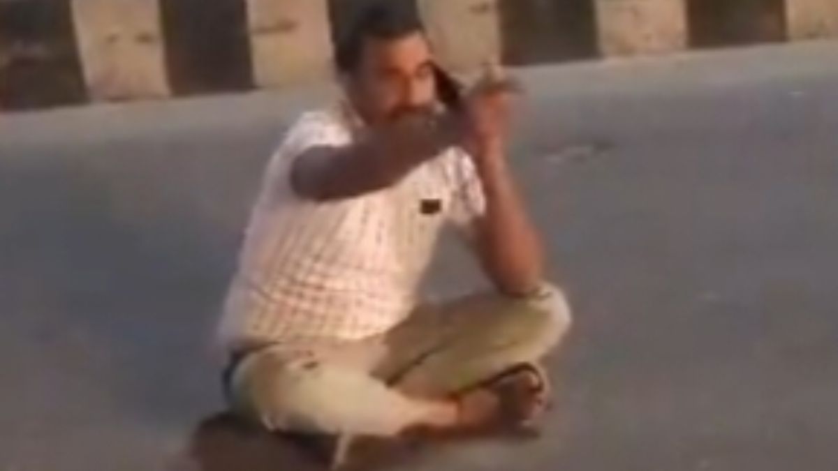 drunk policeman creates ruckus in hapur blocks delhi road