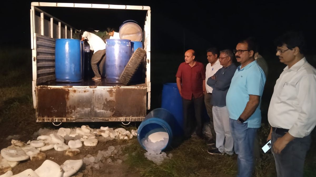 hapur 15 quintals of adulterated paneer seized and destroyed in pilkhuwa