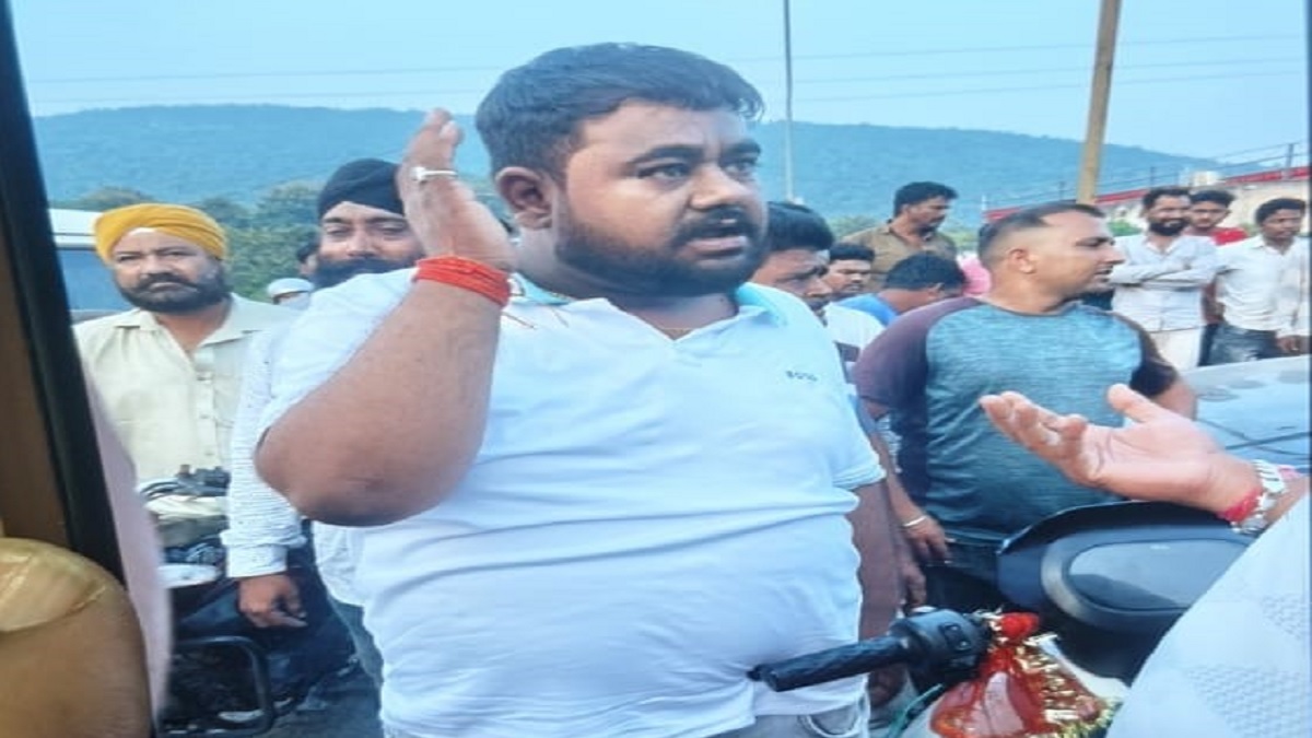 jamshedpur crime villagers nab youths brandishing pistol
