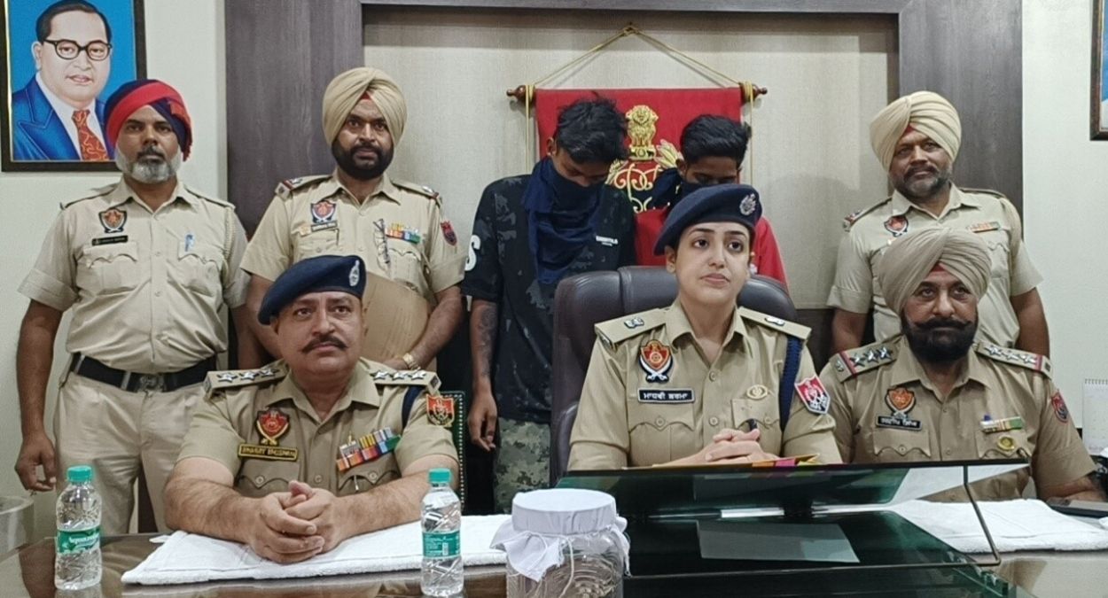 jalandhar news two arrested for robbing rs 60 thousand at gunpoint