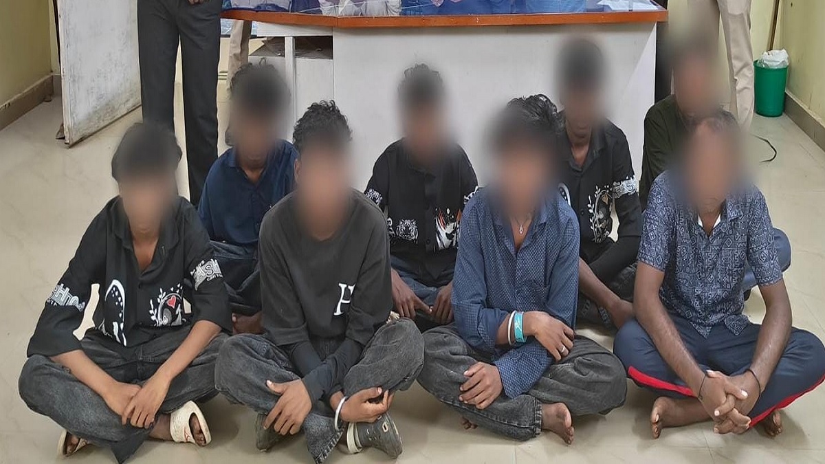 panchi was carrying minor and three youth to tamil nadu human smuggler arrested in lohardaga