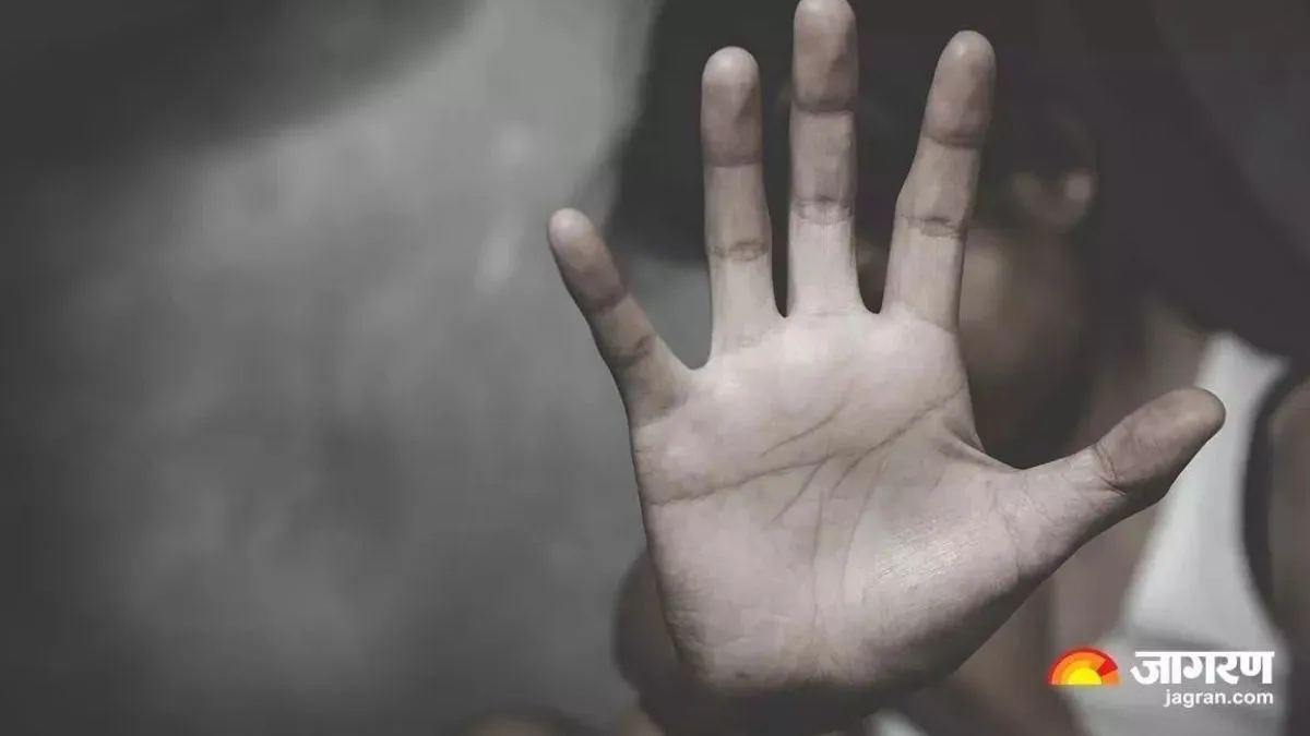 Noida Crime: युवती की शादी तुड़वाने के लिए तेजाब फेंकने की धमकी, कर्नल की बेटी की निजी तस्वीरें वायरल कर रहा दोस्त
