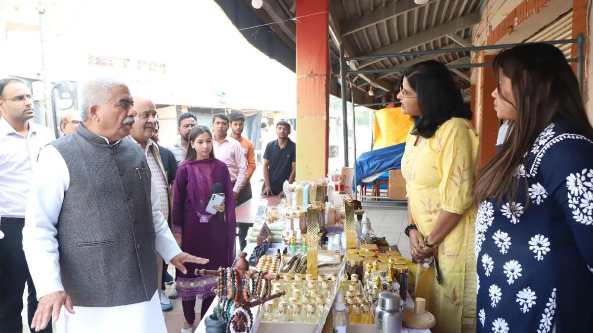 नोएडा हॉट पहुंचे कैबिनेट मंत्री राकेश सचान, बोले- पीएम-सीएम के विजन से लोकल उत्पादों को मिला बड़ा बाजार
