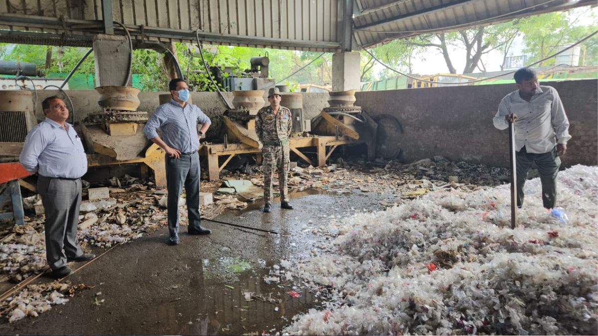 aligarh municipal corporation took major action against banned plastic seized 17 tons of banned plastic