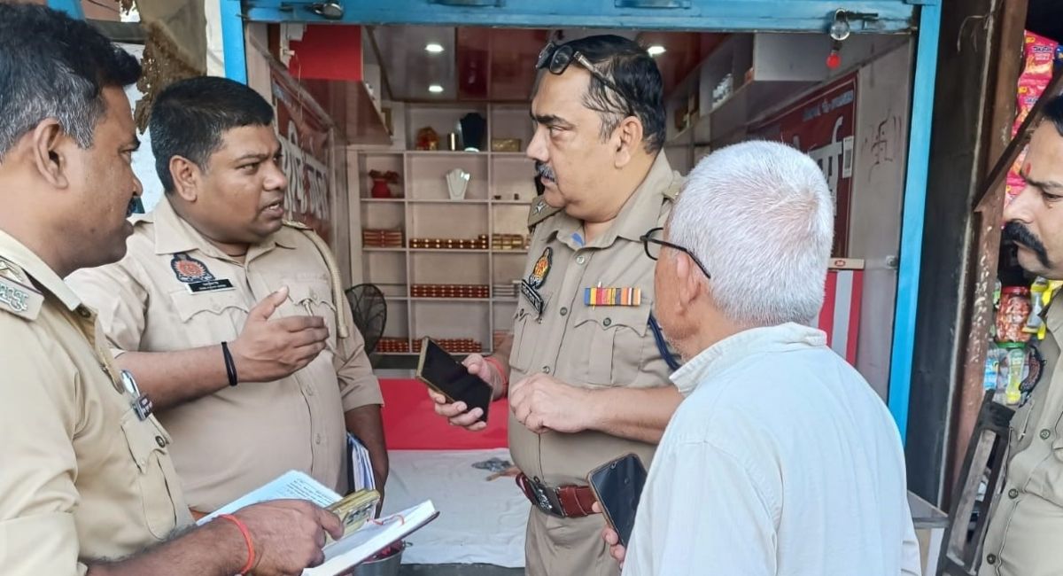 daylight jewelry theft customer steals gold silver in tamkuhi raj