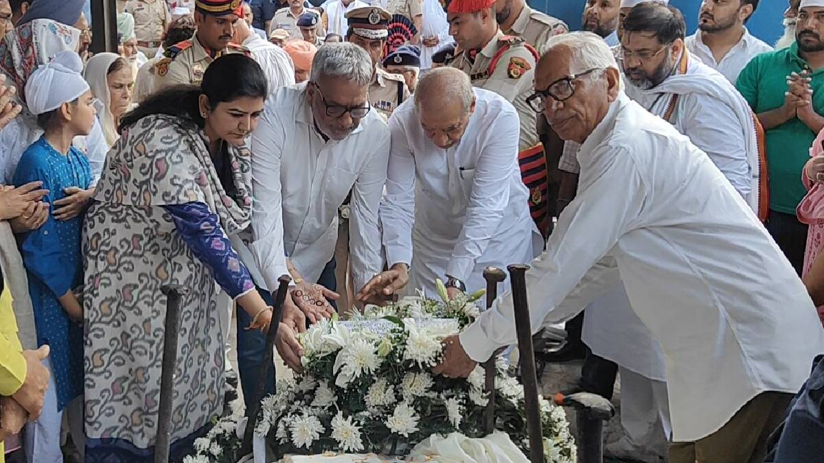 tributes paid to ips puran kumar congress says salute to the officer who was a symbol of justice and self confidence