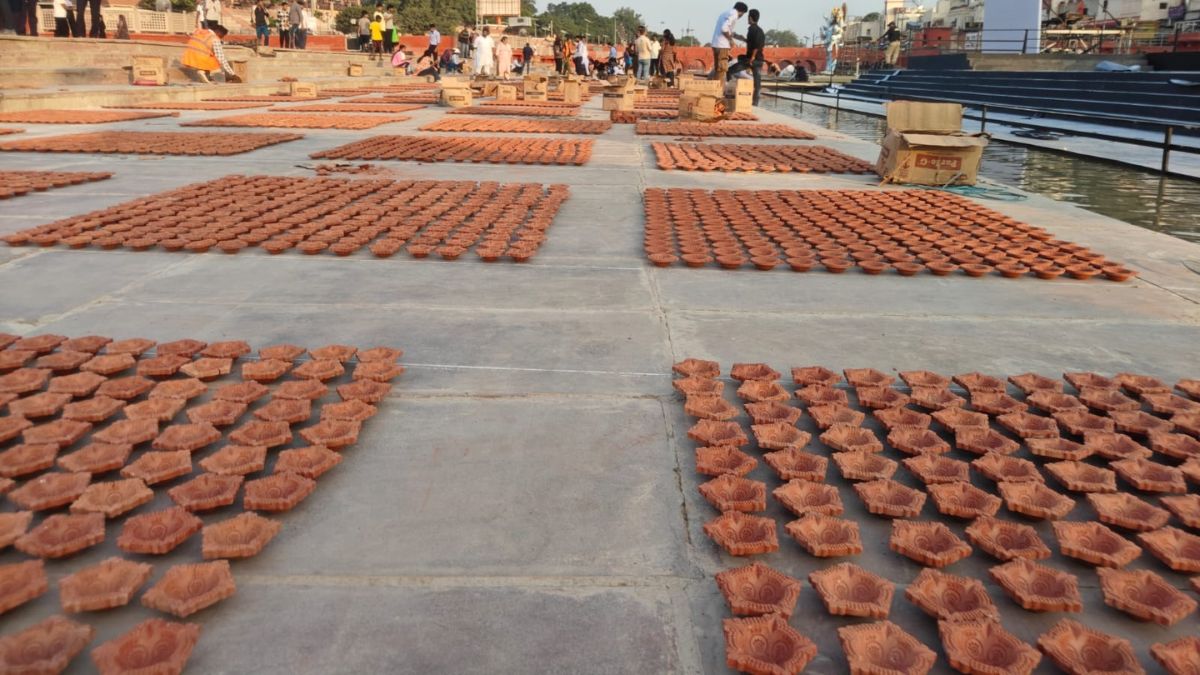 ninth festival of lights to be historic under leadership of cm yogi lighting of lamps has begun at 56 ghats