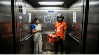 Maids-डिलीवरी ब्वॉय को लिफ्ट में एंट्री दिलाने वाला रेजिडेंट पछता रहा। फोटो: एआई जनरेटेड