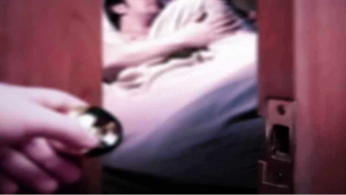 wife returns home after 25 years finds husband with lover