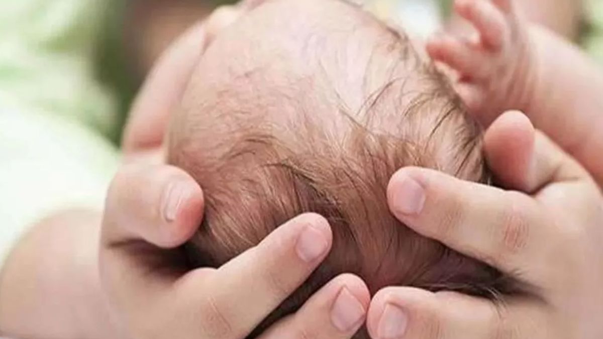 mumbai local train delivery alert passenger helps pregnant woman give birth
