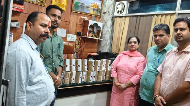 पटियाला में त्योहारी सीजन में स्वास्थ्य विभाग सतर्क, मिठाई की दुकान पर अचानक छापामारी; 107 किलो खोआ बर्फी जब्त 
