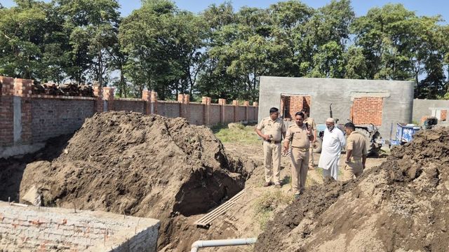 पीलीभीत में सीवर टैंक की खोदाई के दौरान पांच मजदूर दबे, एक की मौत