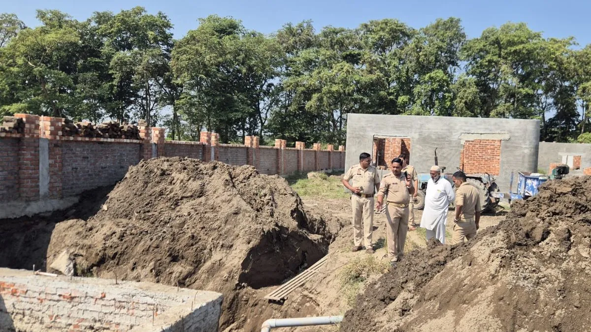 पीलीभीत में सीवर टैंक की खोदाई के दौरान बड़ा हादसा: पांच मजदूर दबे, एक की मौत
