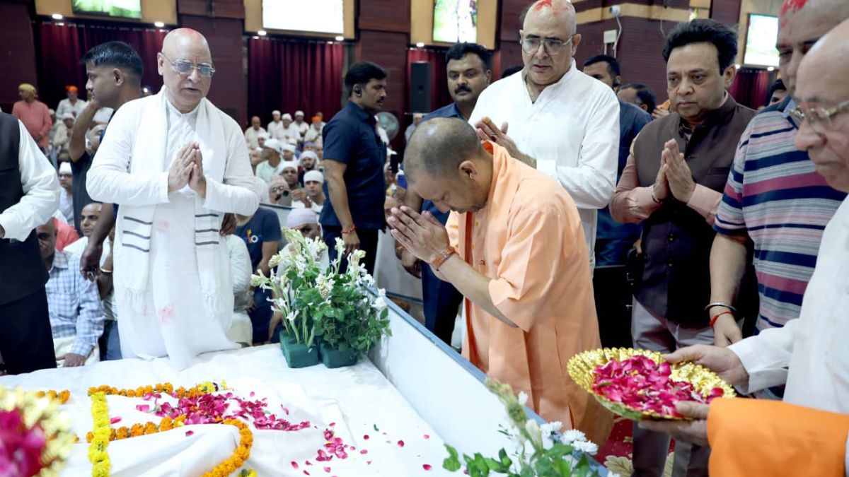 cm yogi pays last respects to sant shiromani sai chanduram ji visits shiv shanti ashram and pays obeisance