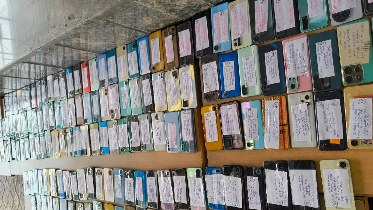 lucknow grp recovers 350 lost mobiles returns to owners