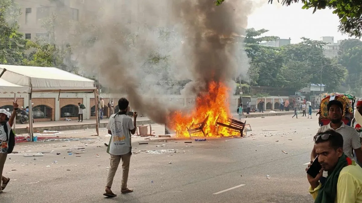 https://www.jagranimages.com/images/2025/10/17/article/image/Bangladesh-Violence-(2)-1760717036287.jpg