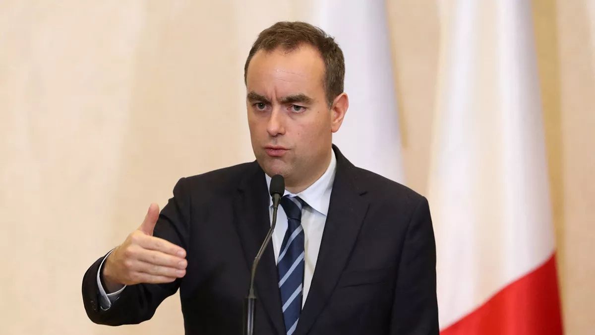 france political crisis averted macron government survives noconfidence votes