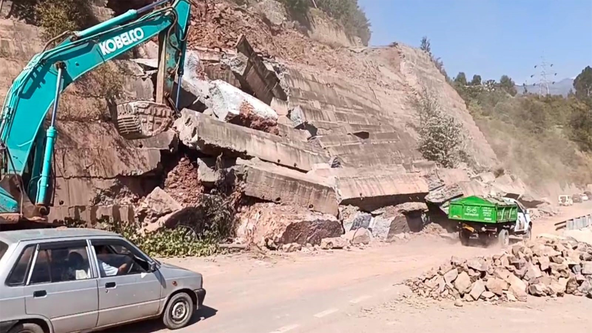 jammusrinagar highway 40m retaining wall collapses traffic disrupted