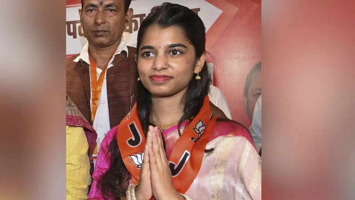 Maithili Thakur: मिथिला से पहली बार किसी कलाकार को मिला चुनाव लड़ने का मौका, समझिए समीकरण
