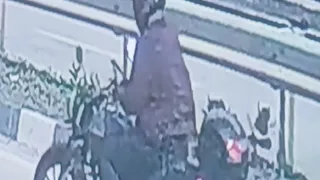 प्रयागराज के घूरपुर बाजार में व्यापारी से लूट मामले में सीसीटीवी में कैद संदिग्ध व्यक्ति। सौजन्य : वीडियो ग्रैव