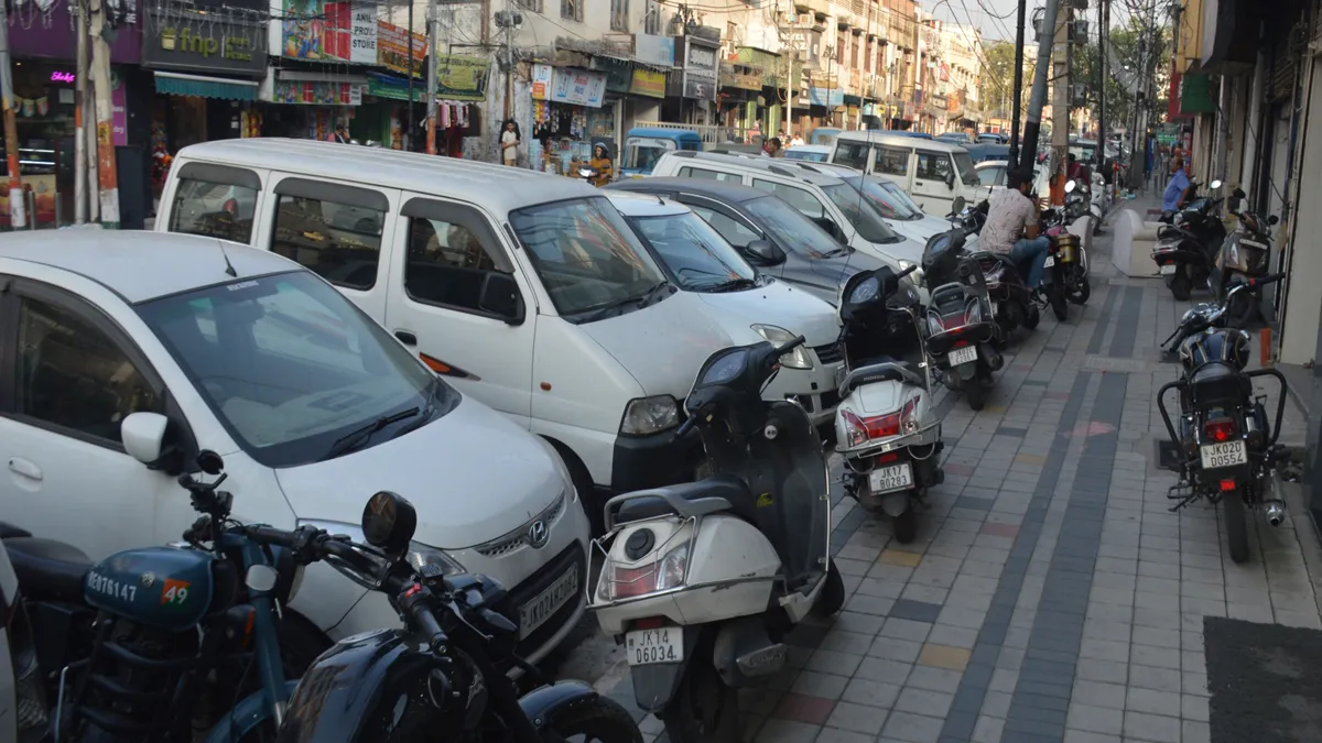 राहगीरों के लिए नहीं, वाहनों के लिए फुटपाथ; परेड, रेजीडेंसी रोड में फुटपाथ बना पार्किंग, जोखिम में जान
