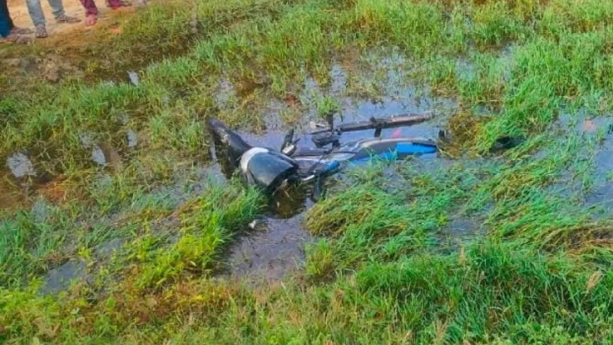 गांव लौट रहे टीचर की पानी भरी खंती में गिरने से मौत, बाइक अनियंत्रित होने के बाद हुआ हादसा 
