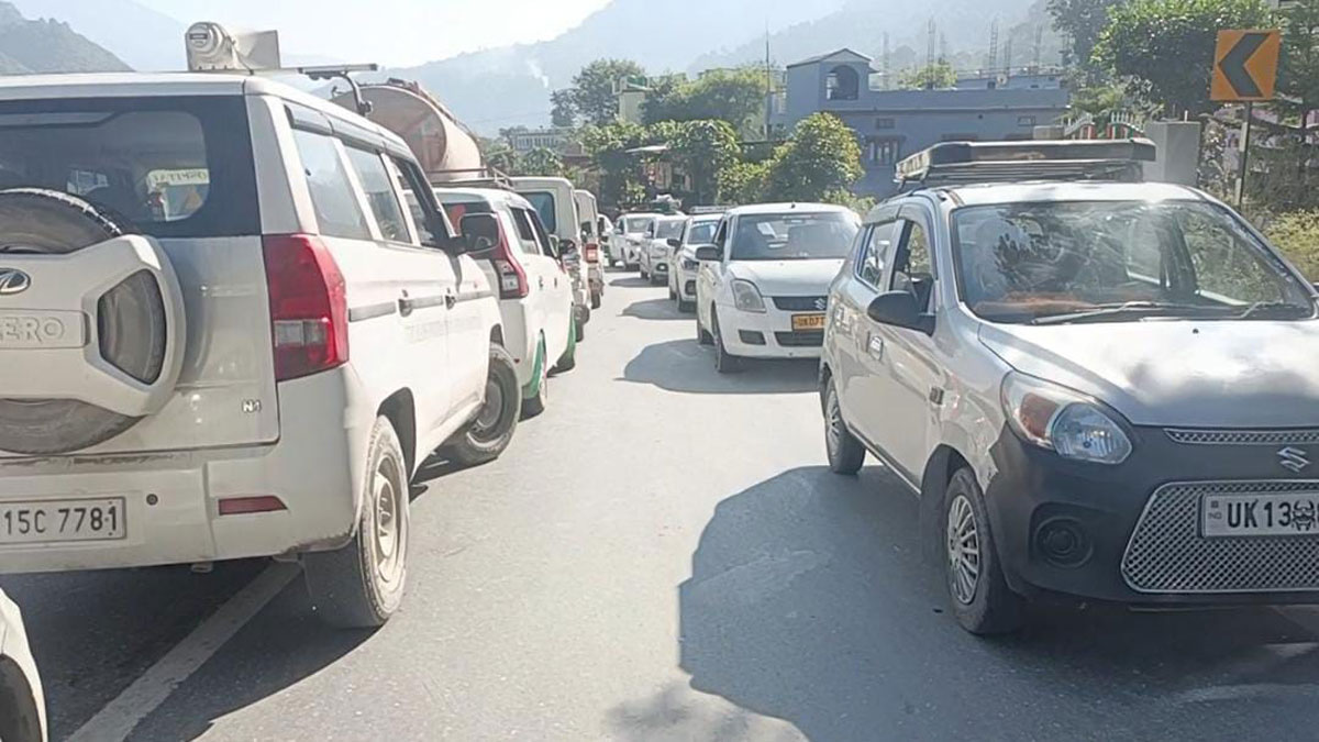 trala went out of control on badrinath highwaycrushing six vehicles