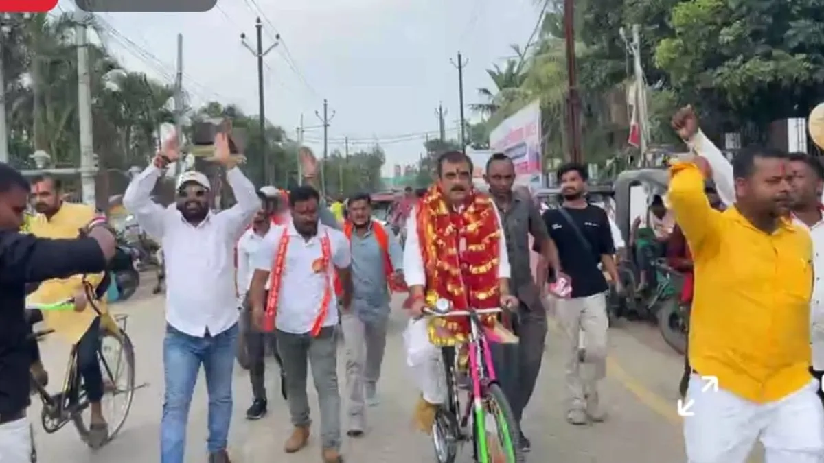 अनोखे अंदाज में दिखे जीवेश कुमार, साइकिल से नामांकन भरने पहुंचे