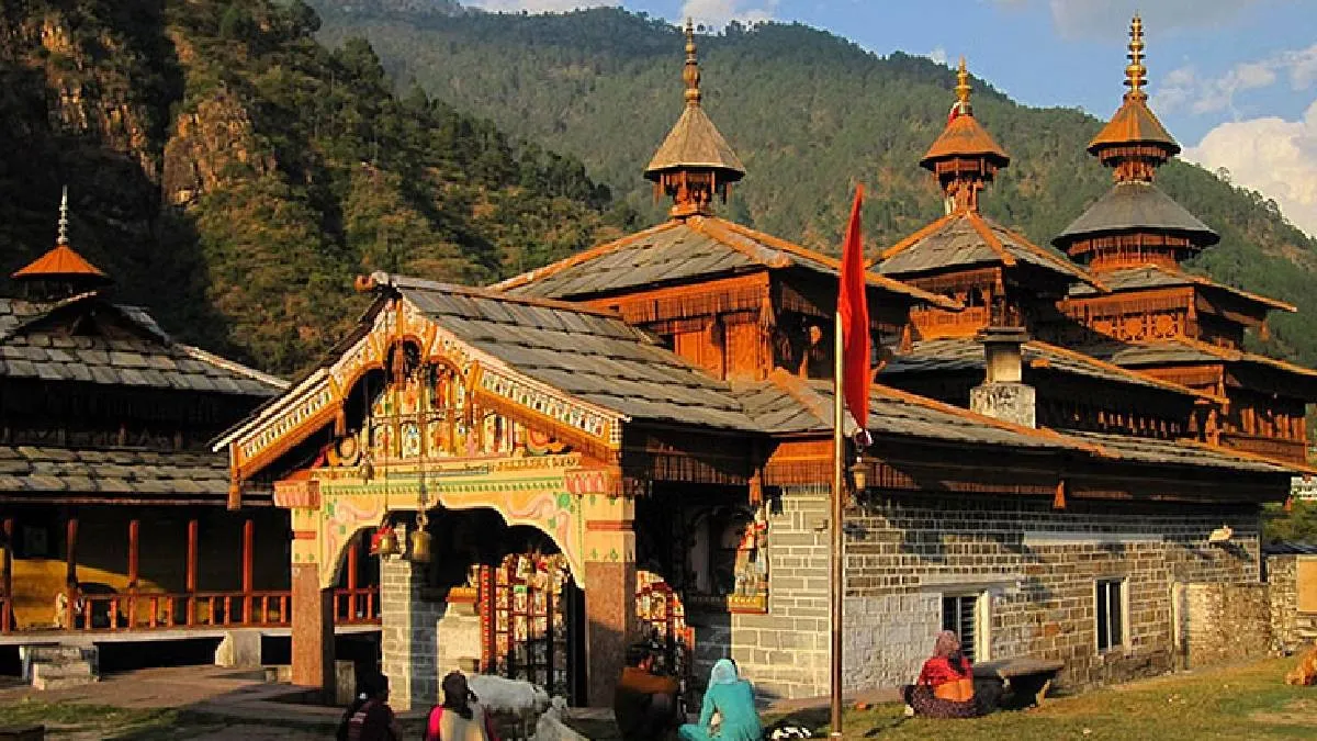 हाईकोर्ट ने महासू देवता मंदिर के प्रांगण में दीवाली मनाने की दी अनुमति; हथियार और अभद्र भाषा के प्रयोग पर रोक
