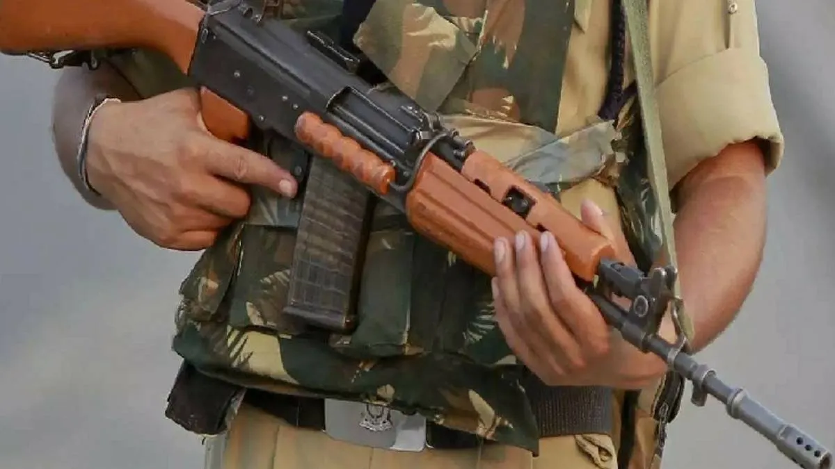 J&K News: हाथ से गिरने लगी राइफल, संभालने के प्रयास में दब गया घोड़ा; पुलिसकर्मी की मौत
